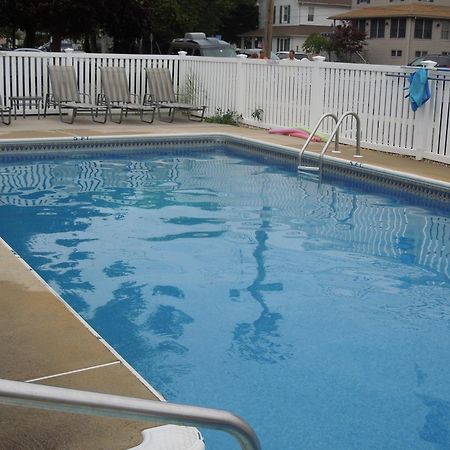 Pelican Point Motel พอยท์เพลสเซนท์บีช ภายนอก รูปภาพ